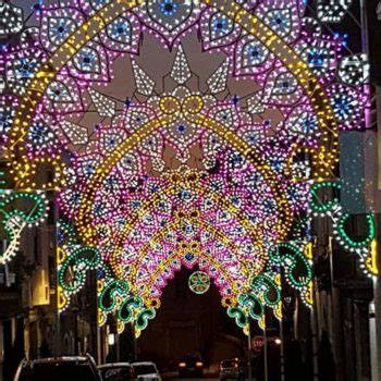 Foto d'archivio delle luminarie festose e della processione lungo le strade cittadine.