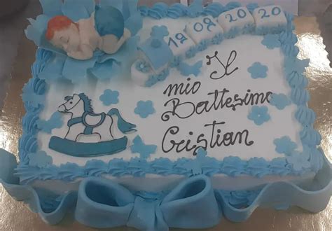 Tavola imbandita con torta di battesimo decorata nei toni del rosa e pastello