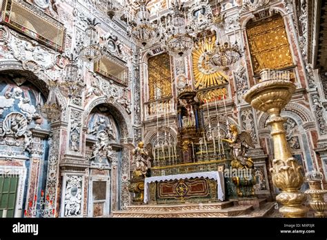 Foto suggestiva dell'interno di un santuario barocco siciliano
