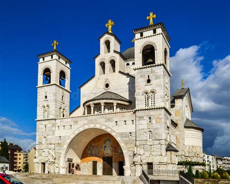 Veduta architettonica della Cattedrale della Resurrezione di Cristo a Korçë con il suo stile bizantino e gli ampi scalini d'ingresso