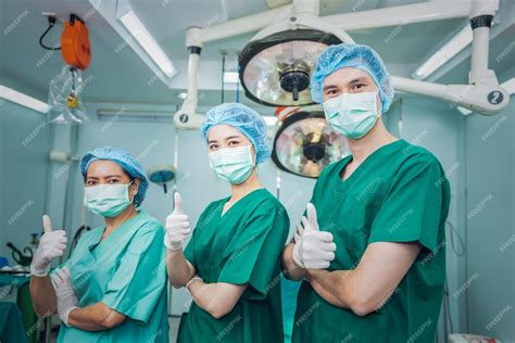 Foto di un medico ortopedico in sala operatoria o durante una visita