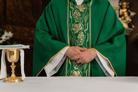 Fotografia di una donna sacerdote in paramenti liturgici durante un momento di preghiera