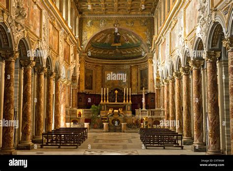 Vista interna di una basilica con altare centrale e croce