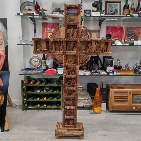 Altare con grande croce lignea centrale