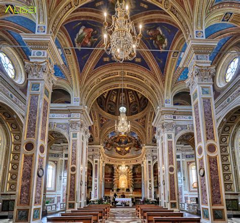 Interno del santuario con l'altare barocco e l'affresco del soffitto