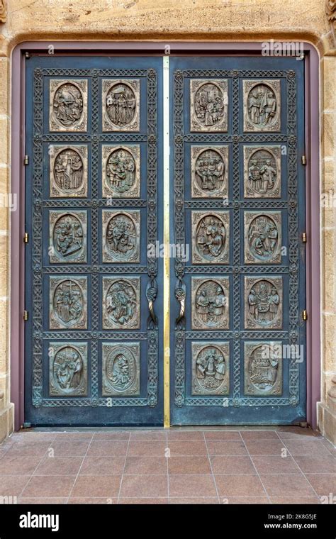foto delle porte in bronzo del Santuario Basilica di Santa Fara