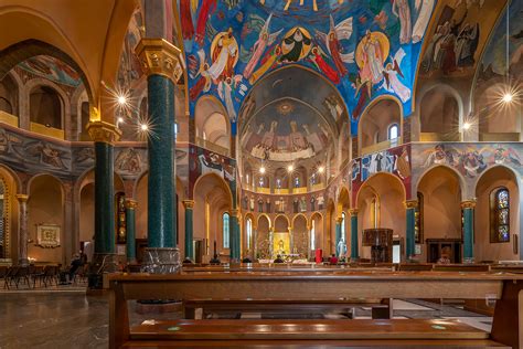 interno della Chiesa di Santa Rita con affreschi e opere d'arte