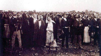Illustrazione del miracolo del sole a Fatima con la folla rivolta verso il cielo