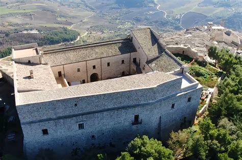 Veduta panoramica del borgo di Sant'Agata di Puglia con il suo castello