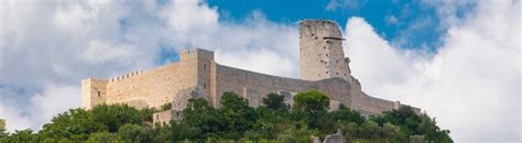 Veduta panoramica della Rocca Janula arroccata sopra la città di Cassino