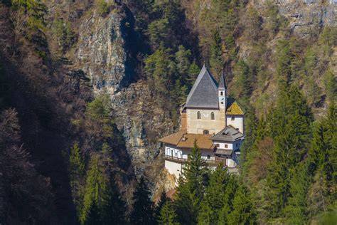 Veduta panoramica del Santuario di San Romedio arroccato sulla parete rocciosa