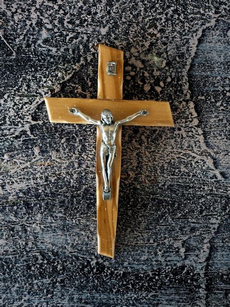 Foto esemplificativa di una croce penitenziale di legno posizionata nel presbiterio