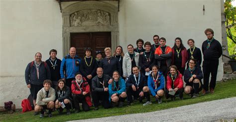 Un'immagine evocativa che ritrae un gruppo di giovani scout impegnati in attività di formazione all'aperto nei pressi della parrocchia o del santuario locale