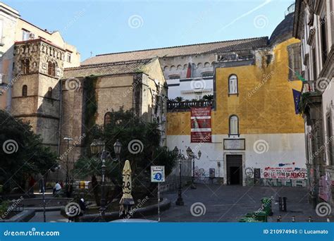 Veduta architettonica della facciata della Basilica di San Giovanni Maggiore a Napoli