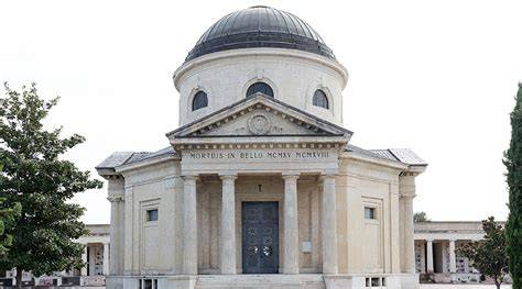 Veduta esterna del Tempio Ossario di Udine con la sua imponente cupola e le statue sulla facciata