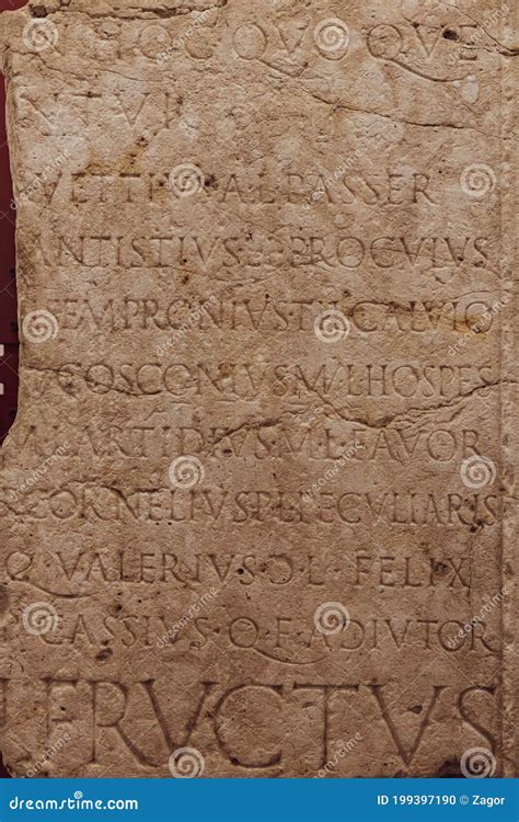 Fotografia del reperto originale in bronzo con l'iscrizione in latino antico.
