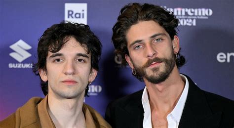Foto ritratto del duo musicale Santi Francesi