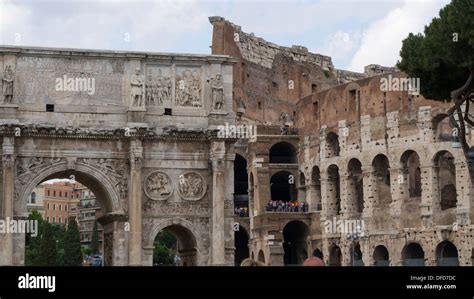 Vista d'insieme dell'Arco di Costantino a Roma, con il Colosseo sullo sfondo