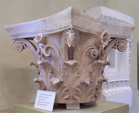 Dettaglio di un capitello corinzio reimpiegato sull'Arco di Costantino