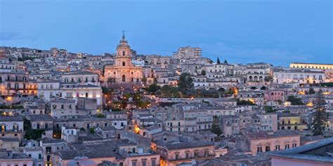 Veduta panoramica del centro storico di Modica con le sue scalinate e architetture barocche