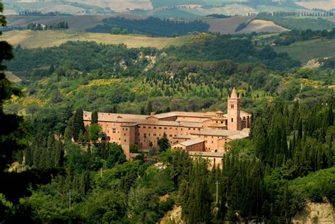 Vista aerea dell'Abbazia di Monte Oliveto Maggiore immersa nel paesaggio toscano