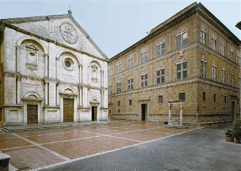 Piazza Pio II a Pienza con il Duomo e Palazzo Piccolomini