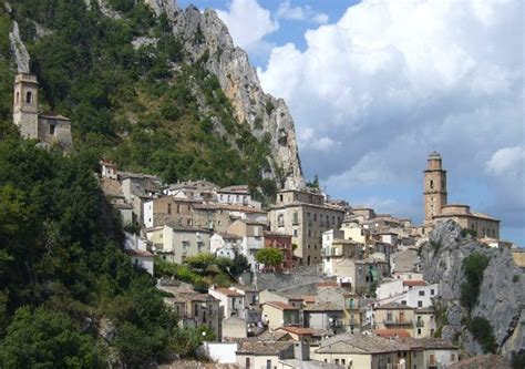 Veduta panoramica del borgo di Villa Santa Maria adagiato ai piedi del Monte Penna