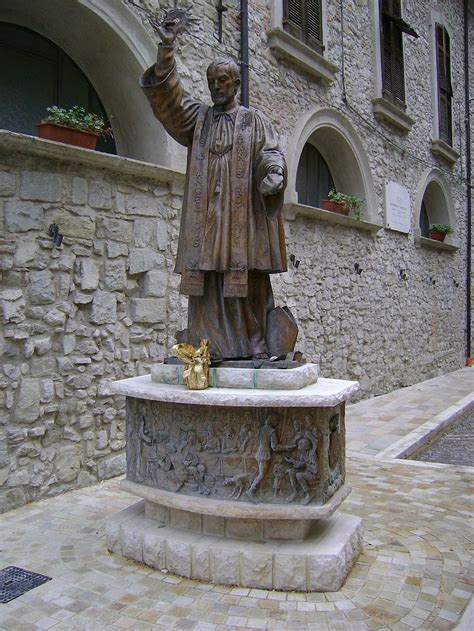 Dettaglio della statua di San Francesco Caracciolo a Villa Santa Maria