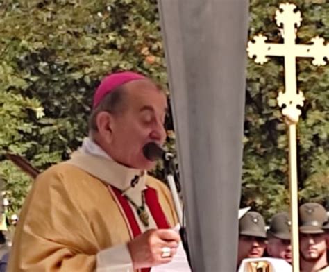 Ritratto fotografico di don Filippo Dotti impegnato in una celebrazione liturgica