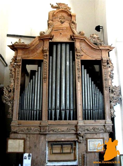 Particolare di un organo storico nella chiesa del Carmine di Conversano
