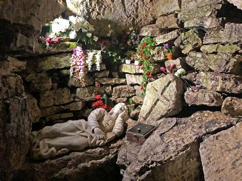 Foto dell'ingresso della grotta di Santa Rosalia con l'epigrafe