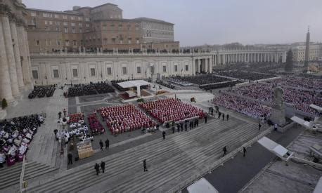 Vista aerea di Piazza San Pietro gremita di fedeli durante la cerimonia di canonizzazione.