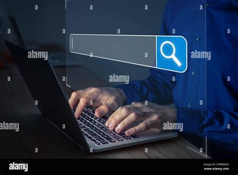 Foto tematica di una persona che naviga su internet alla ricerca di contenuti