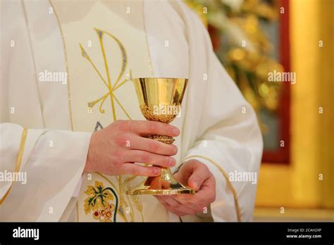Immagine di un altare durante la celebrazione della Santa Messa con l'ostia e il calice