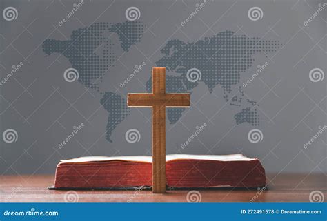 Simbolo cristiano della croce e della Bibbia