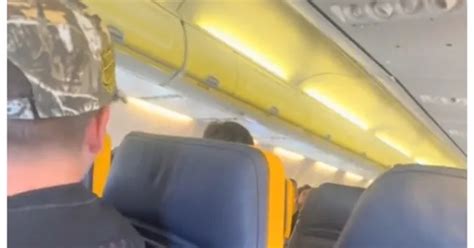 Immagine di una passeggera esagitata a bordo di un aereo durante un litigio
