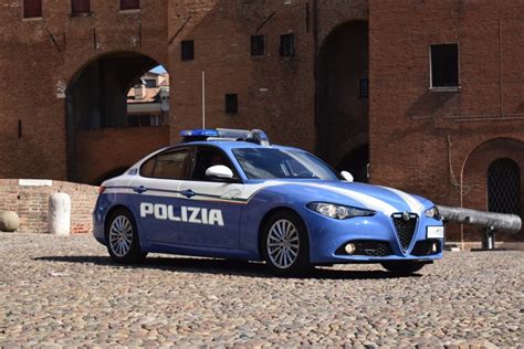 Foto tematica: sirene della polizia, auto delle forze dell'ordine sul luogo di un intervento notturno