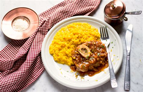 Piatto di ossobuco alla milanese con risotto giallo servito al Sant Ambroeus