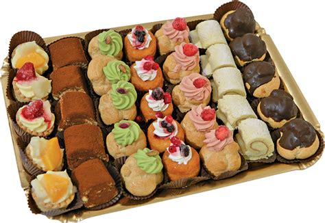 Vetrina di pasticceria assortita con torte, paste mignon e praline al Sant Ambroeus