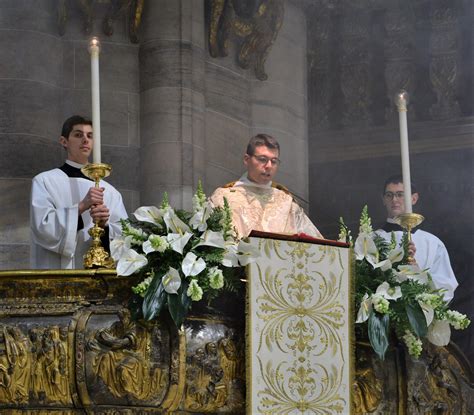 Immagine dell'altare durante la celebrazione eucaristica della Veglia Pasquale