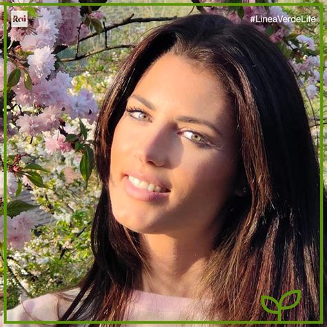 Daniela Ferolla in un campo verde, riferimento a