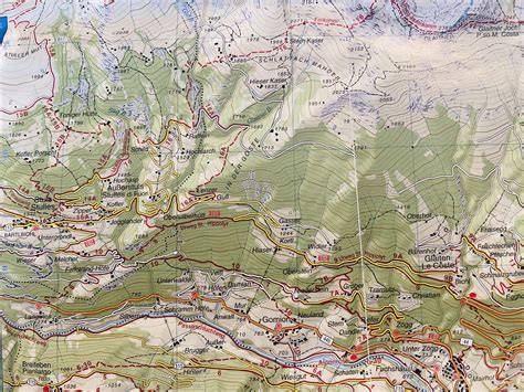 Cartina topografica dettagliata del comune di Sondalo, evidenziando Mondadizza e il percorso escursionistico verso Dombastone