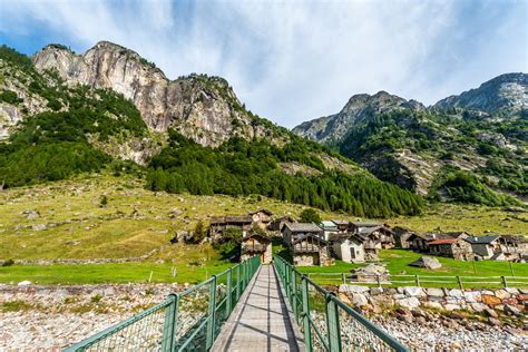 Veduta aerea dei prati dell'alpeggio di Dombastone, con le baite e le montagne circostanti