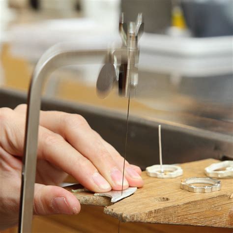 fotografia dettagliata di lavorazione artigianale su anello o pendente El Rana