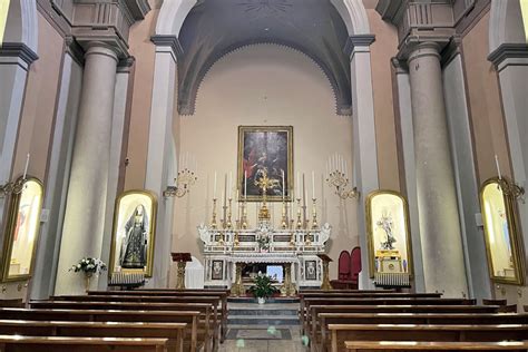 Interno della Chiesa del Carmine di Augusta, navata e altare