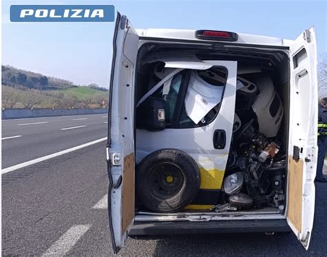 auto ferma in un luogo isolato durante un controllo