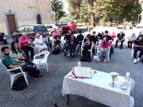 Giovani in gruppo durante un incontro di preparazione alla Cresima
