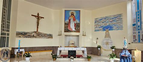 Interno della chiesa Sacro Cuore di Gesù con focus sull'altare e il crocifisso