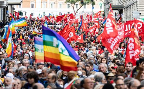 Foto di persone che protestano contro l'omofobia o un raduno LGBT