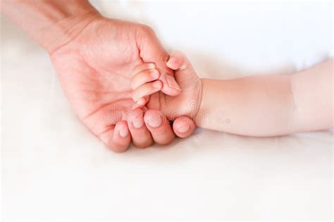 Tematica foto: genitore che tiene in mano piccoli scarpini da neonato o simbolo di bambino non nato